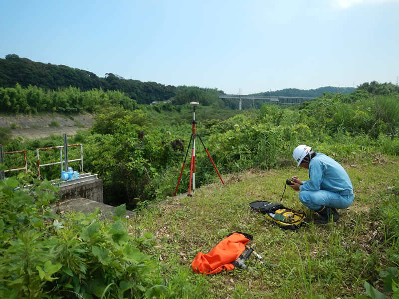 画像：基準点測量の様子